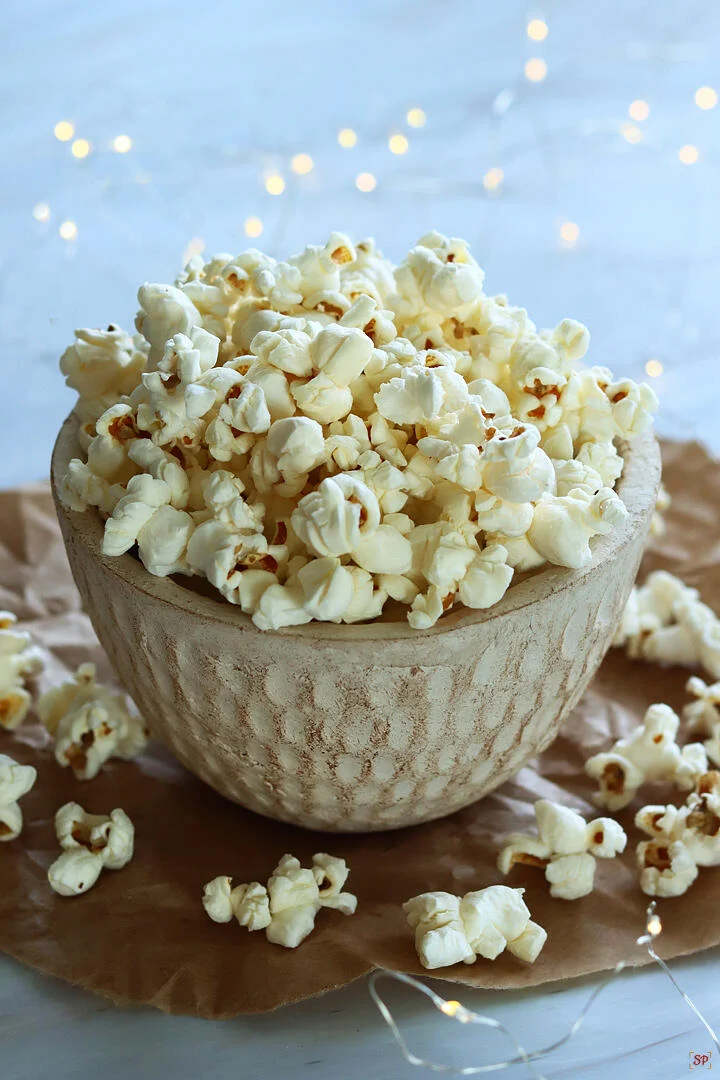 Freshly popped popcorn in bowl